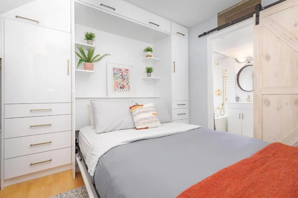 Charming 1Bd Townhouse Near Lake Toronto Canada