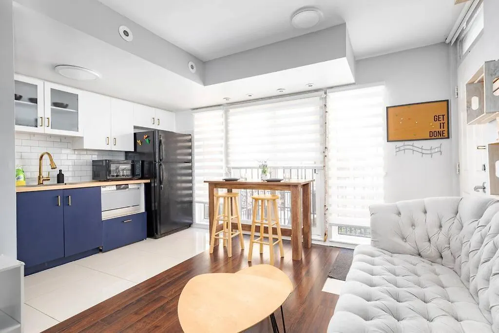 Charming 1Bd Townhouse Near Lake Toronto Canada